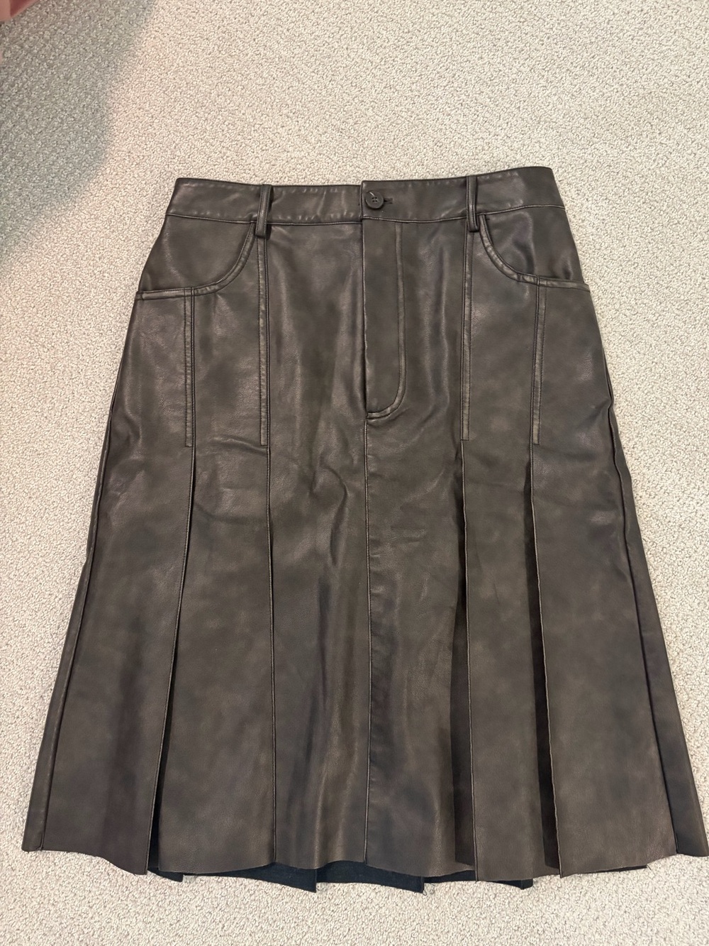 En Saison Faux leather pleated skirt - Picture 2 of 8